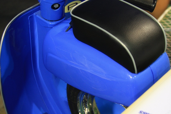 ステッカー貼り前のタンクパッドと車体