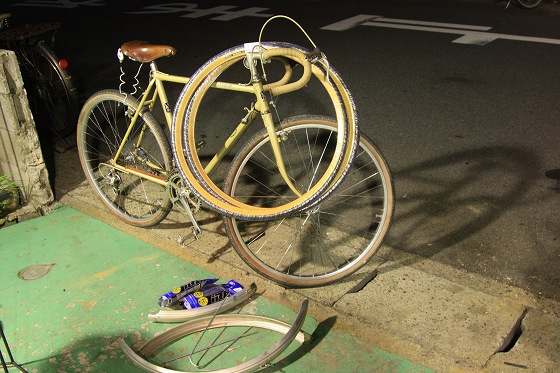 新たに入手したカスタム用の自転車と部品待ちの状態