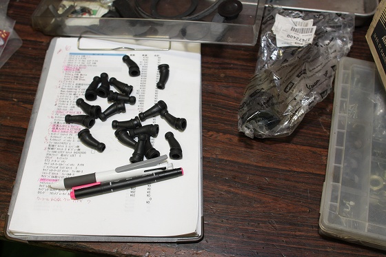 棚卸し作業中、在庫品を数えている場面