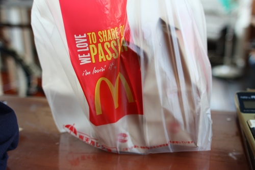 マクドナルドの紙袋と朝食セット(マフィン・ハッシュポテト)