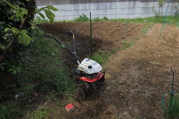 借りた耕運機での畑作業の様子