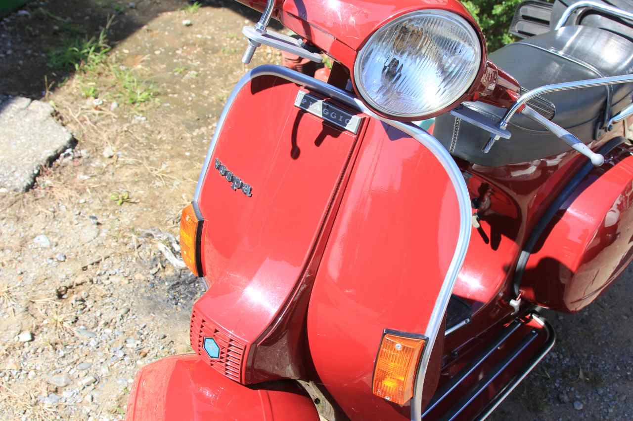 納車前に磨かれた赤いVespa P200E
