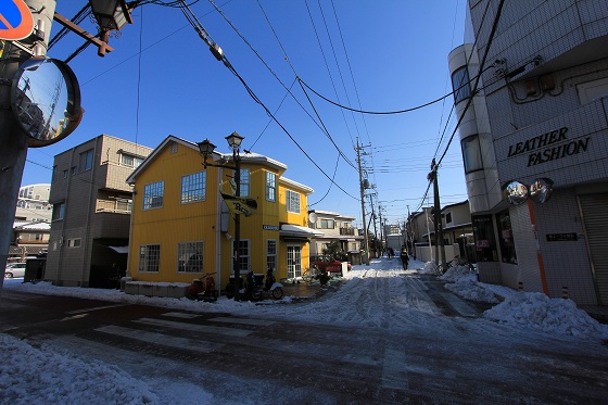 雪の残る店前道路の凍結状況