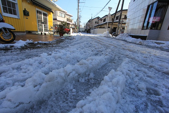 道路の凍結がはっきりと見えるアップの路面写真
