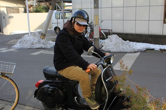 納車された車両と記念撮影するお客様