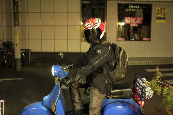 整備中のP125Xと毎度のアミーゴさんの姿