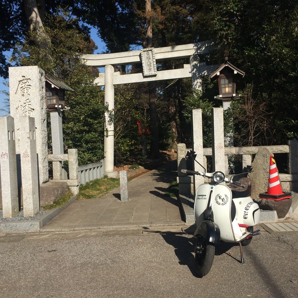 近所の神社で厄払いを受けたベスパと鳥居