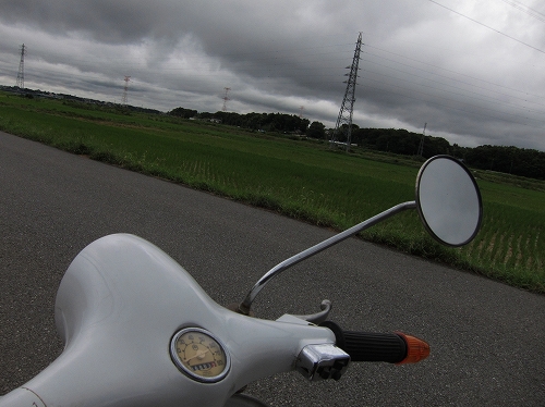 雨が降りそうな曇り空の下でのvespa50s試運転の様子。