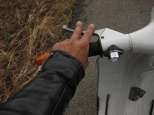 肌寒さから着用したライダースジャケットとvespa50s。