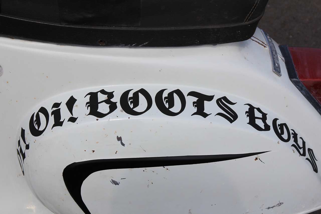 側面下部に描かれた「Oi!Oi!BOOTSBOYS」の文字
