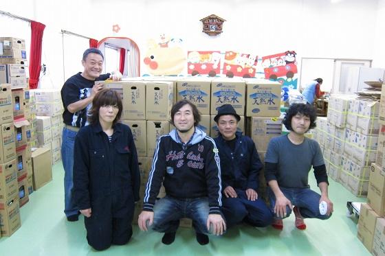 南相馬の保育園へミネラルウォーターを届けるCHIC-SALEさんと支援スタッフ