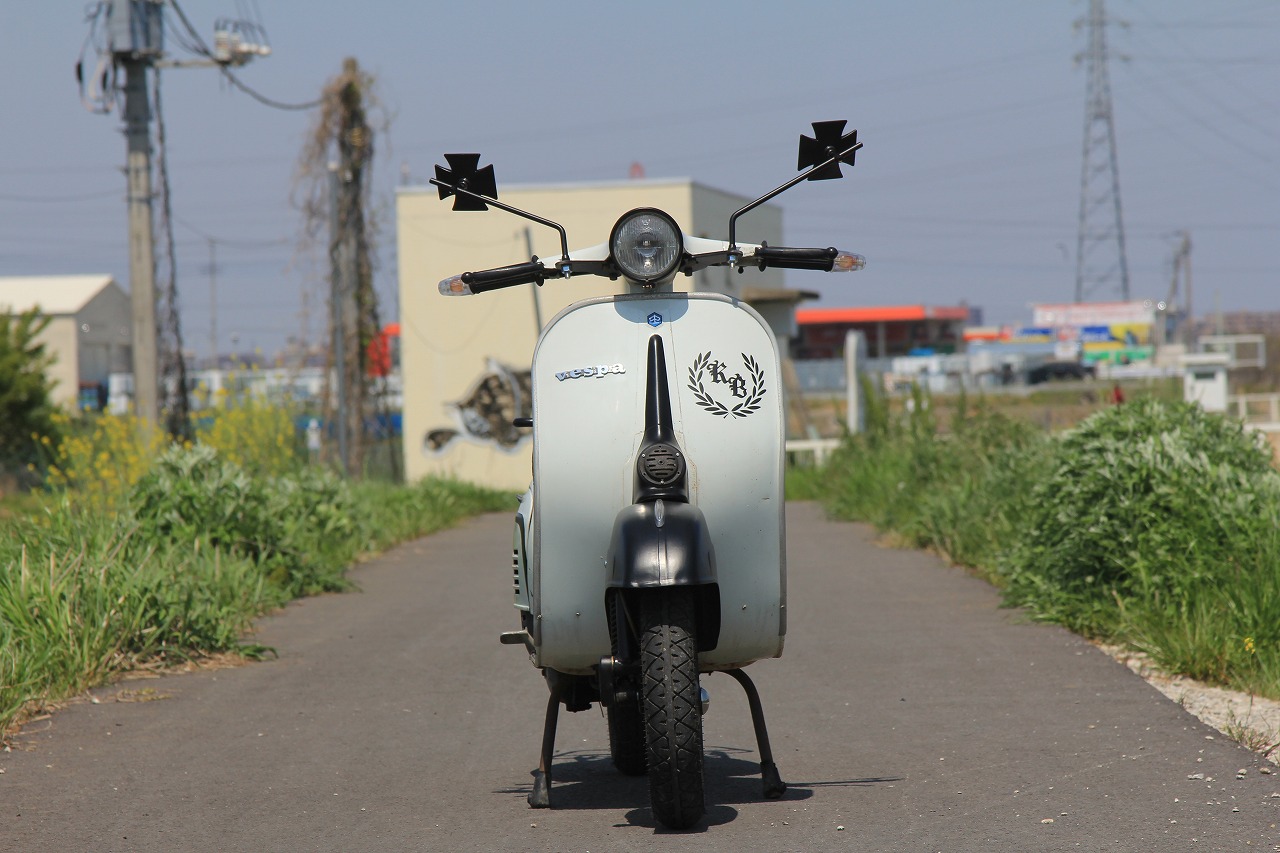外装が完成したVespa100の全体ビュー