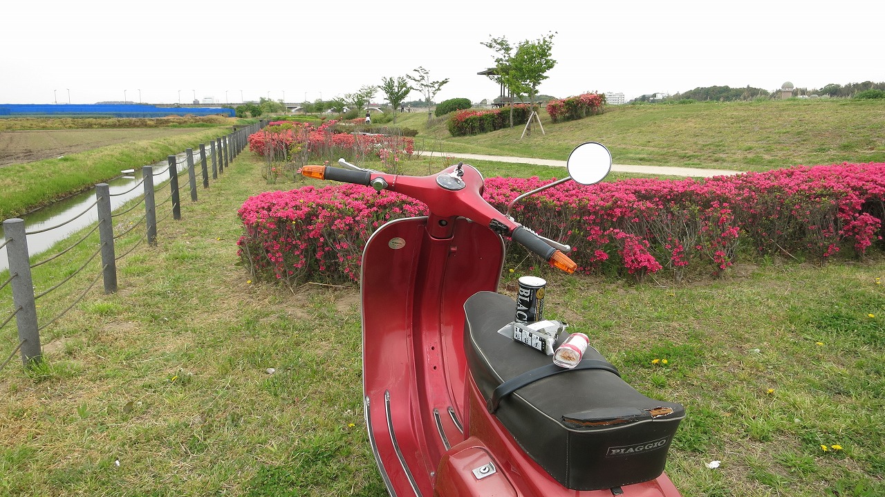 試運転中のvespa125ET3と農道の風景
