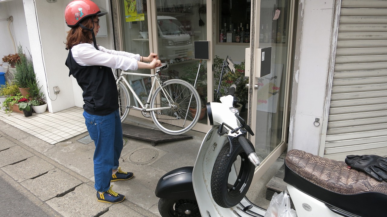 後ろにIちゃんを乗せて走るベスパ