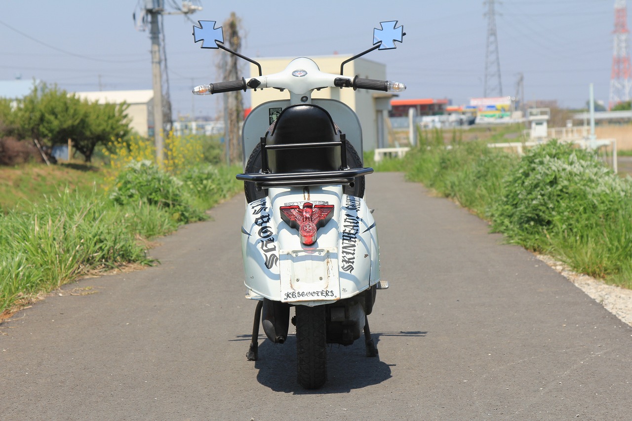低い角度から見たVespa100の車体フォルム