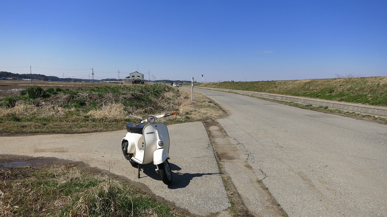 手賀沼周辺を試運転中のVespa50s