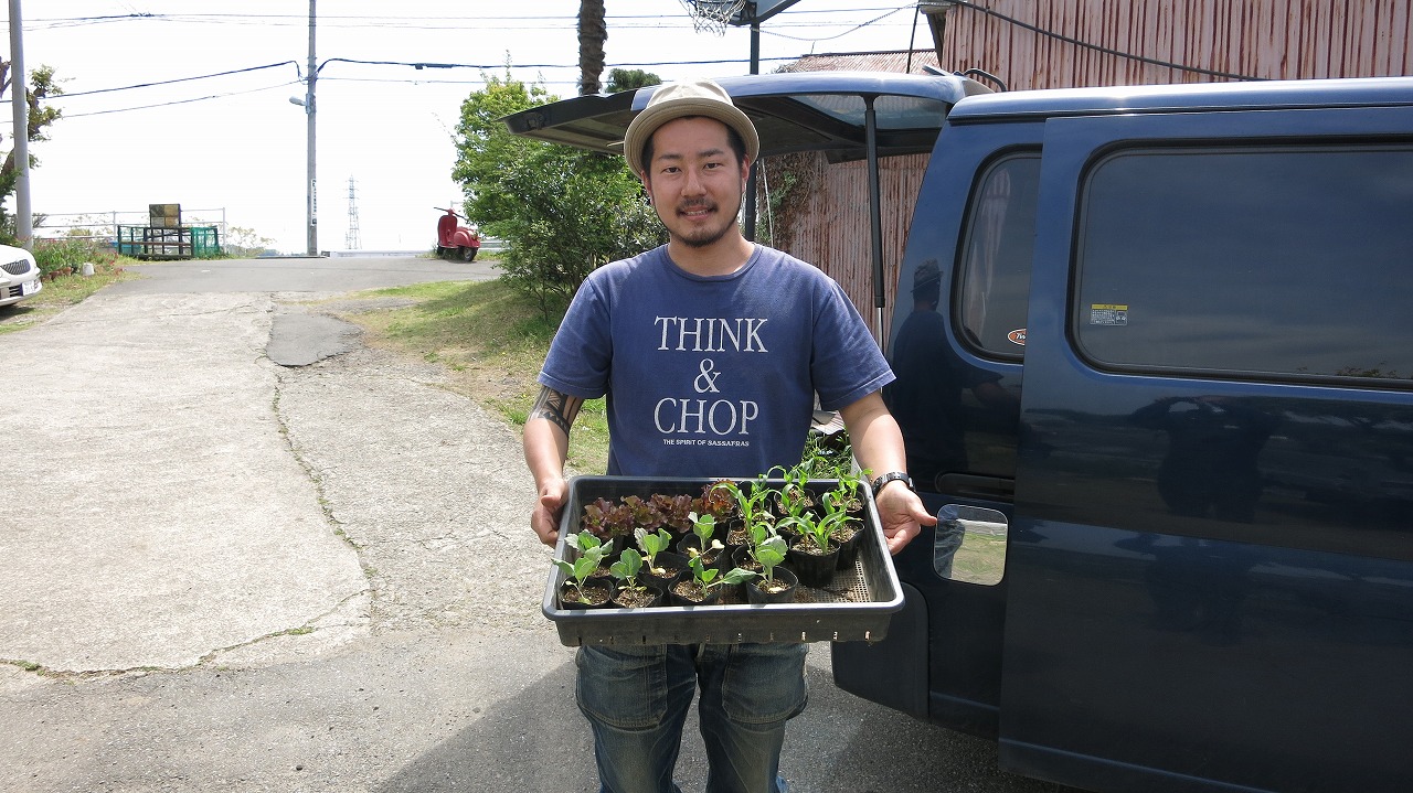 野菜の苗を持ってきてくれた安生さん