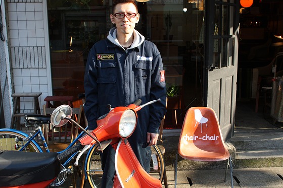 納車前に並ぶP125Xとオーナーのchair-chair店長さん