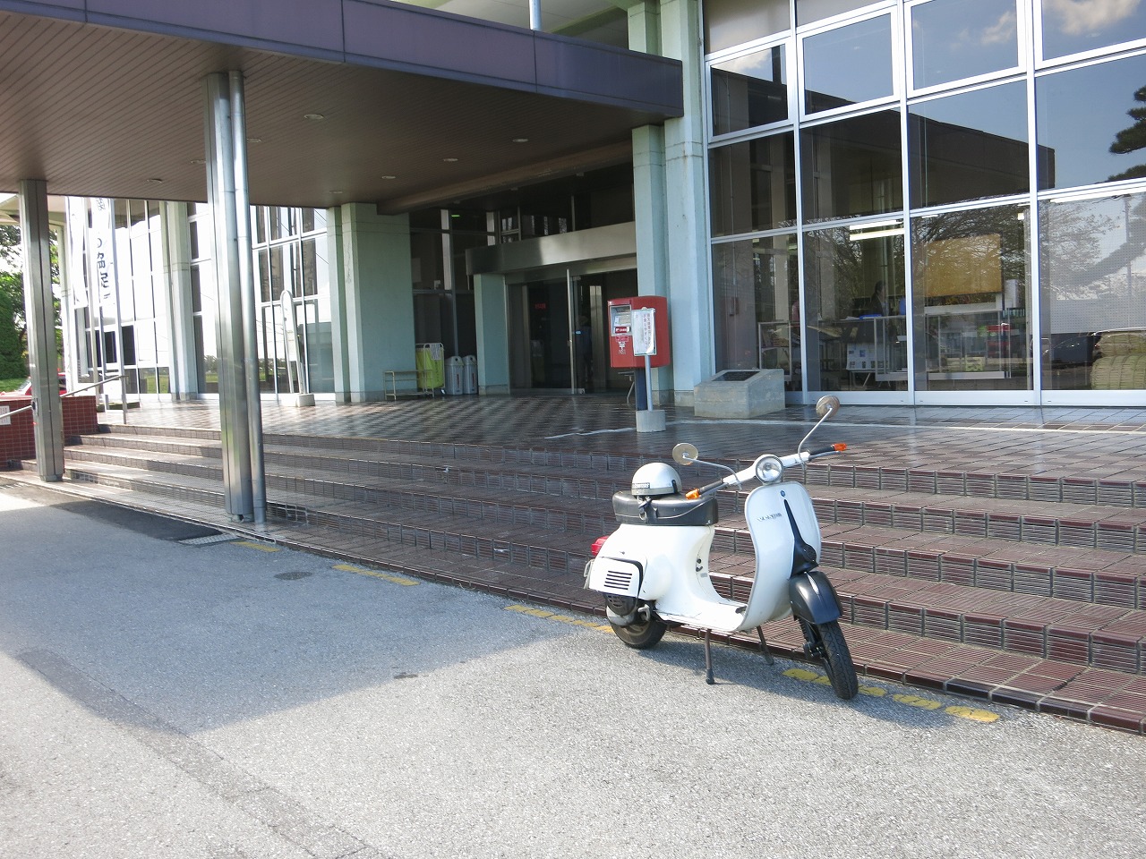つくばみらい市役所の前に停められたベスパ