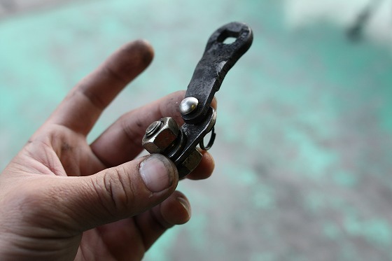 ガタついた状態の自作ブレーキカムレバー