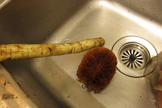 水洗いして泥を落としたゴボウの下準備。