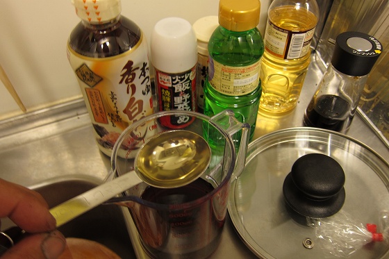 調味料を混ぜ合わせて準備したボウル。