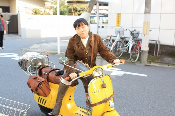 旅立っていくホタル石さんのベスパ