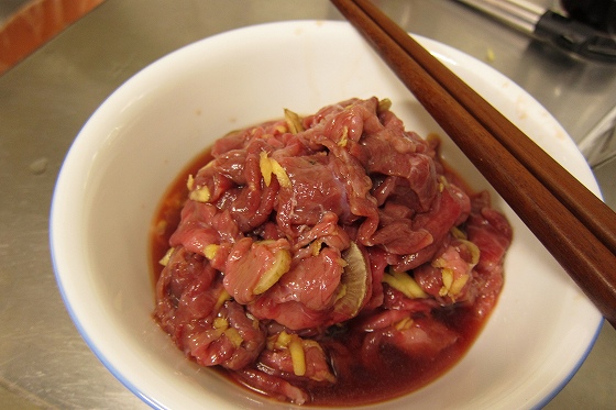 間違えて先に入れてしまった牛肉を鍋から救出する様子。