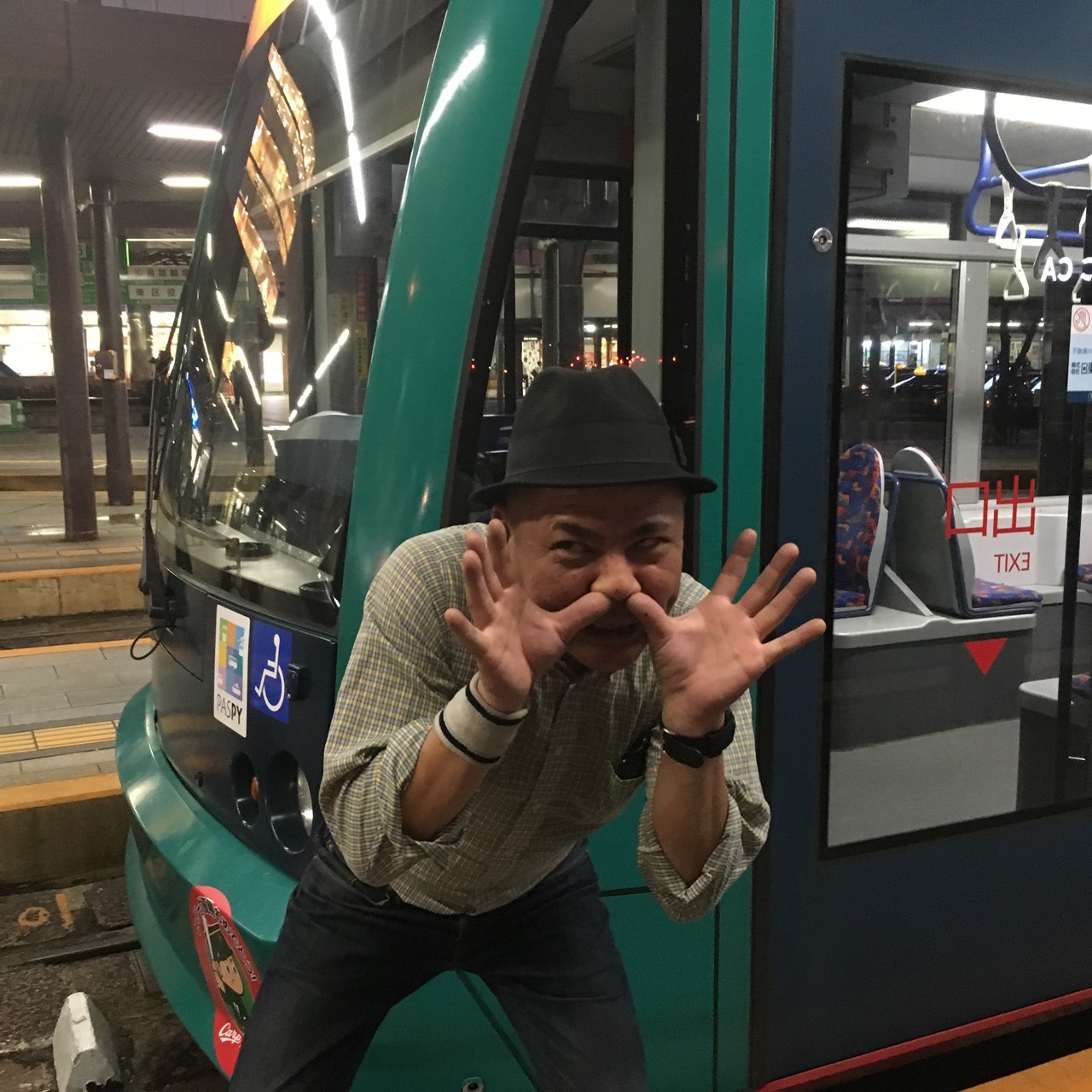 広島の路面電車に酔って乗車した本人の写真