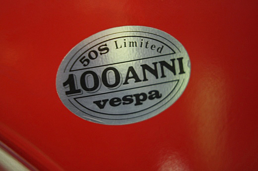 “100ANNI vespa”のシルバーアニバーサリーステッカー
