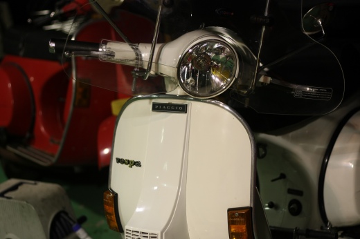 ピカピカに洗車された赤いベスパのリアタイヤ周辺