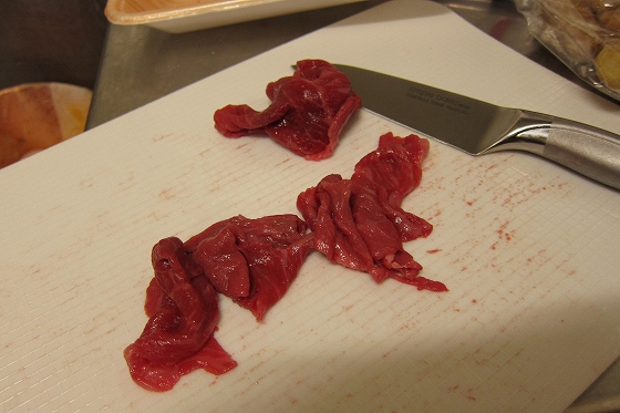 カットされた牛肉をまな板の上に並べた様子。