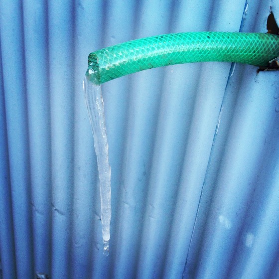 凍結してツララができた水道ホースの写真