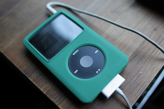 フリーズ状態になったiPodと作業机の上