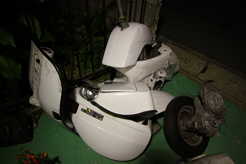 事故修理で預かったPX200Eの車体フロント部