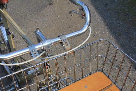 安価なメッキが施された自転車用の籠に発生した赤錆