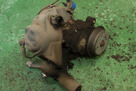 中古車整備中のVespa 50sとエンジン降ろし作業の様子