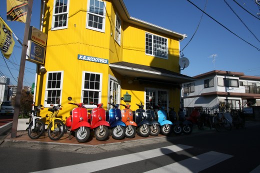 K.B.SCOOTERS店舗前にずらりと並んだカラフルなベスパ達