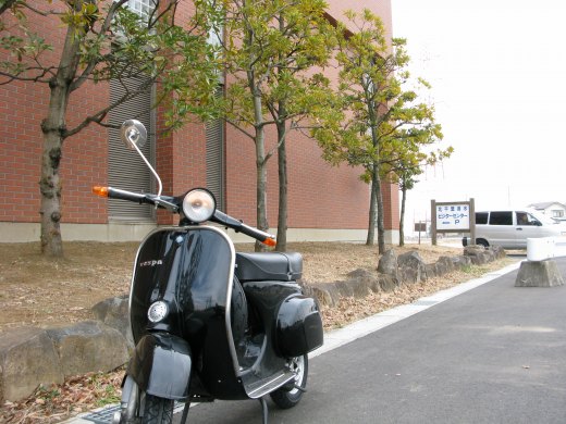 郊外の道でベスパを前に試運転の様子
