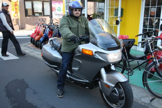 ホンダ パシフィックコーストにまたがるライダー