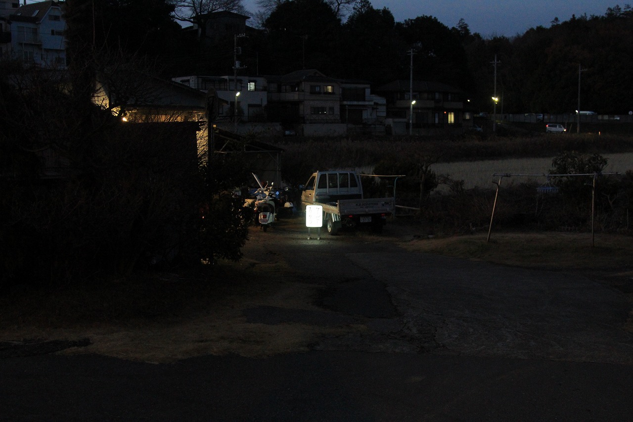 通りからギリギリ見える位置に設置された看板