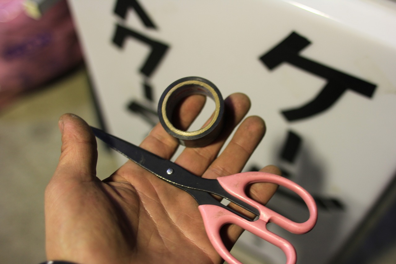ビニールテープで即席作成された仮設看板