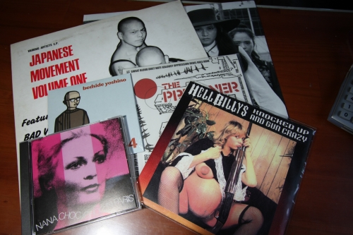 久しぶりに立ち寄ったレコード屋で購入したCDとレコードの写真
