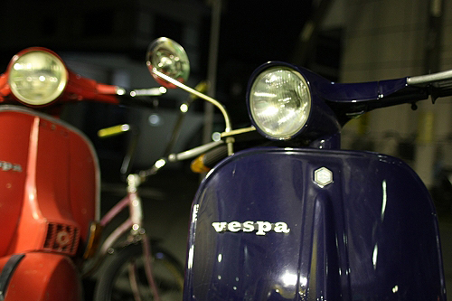 修理中のvespa100のキャブレター周辺を点検している様子
