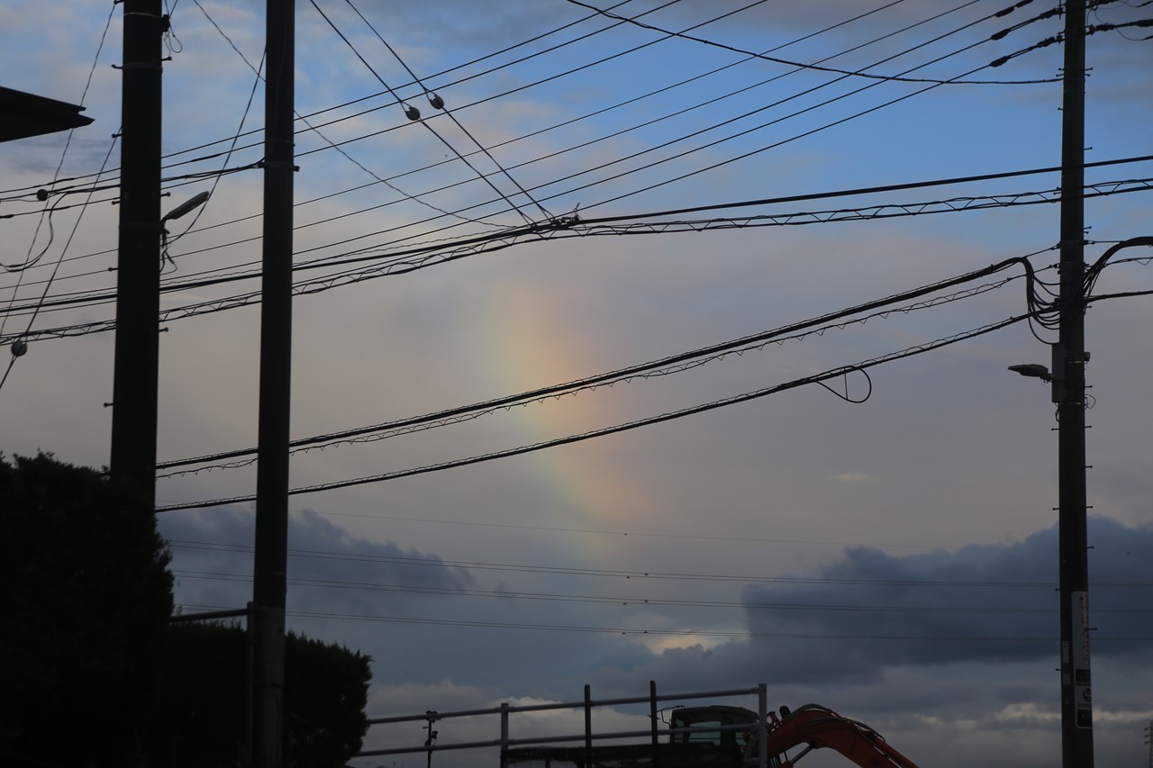 空に現れた彩雲のような雲