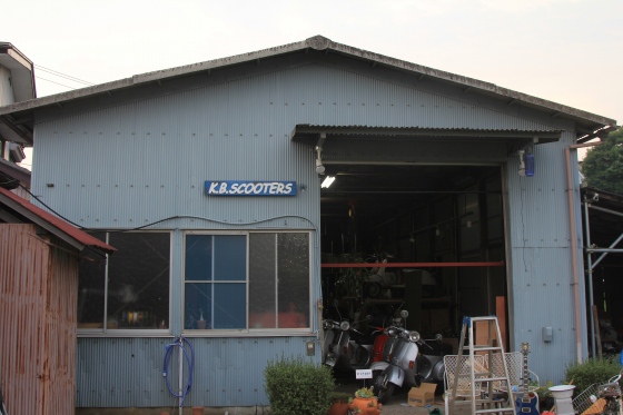 看板が取り付けられた新店舗の様子