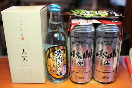 お客様から頂いた茨城の芋焼酎と黄門サイダーの差し入れ