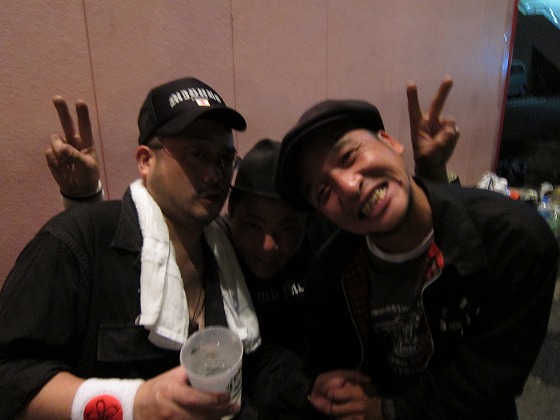ライブ会場外で撮影した記念写真