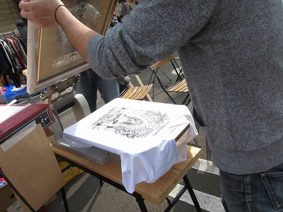シークセールさんによる青空Tシャツプリントの様子(その2)