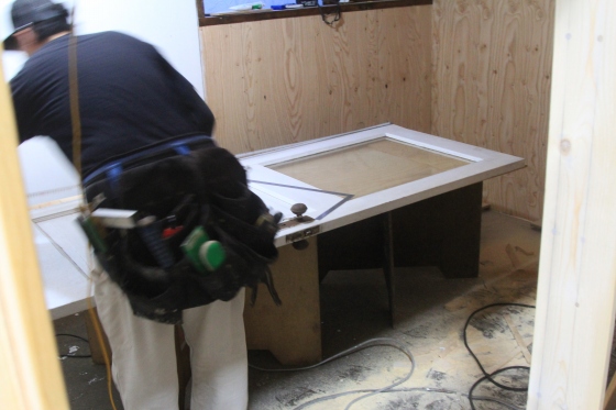 木枠に扉を合わせて調整している作業風景